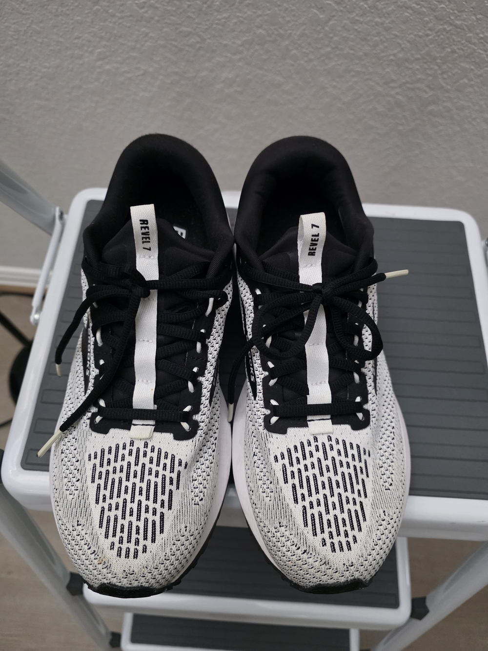 Brooks Revel 7 White and Black Performance Running Shoes - Picture 2 of 6